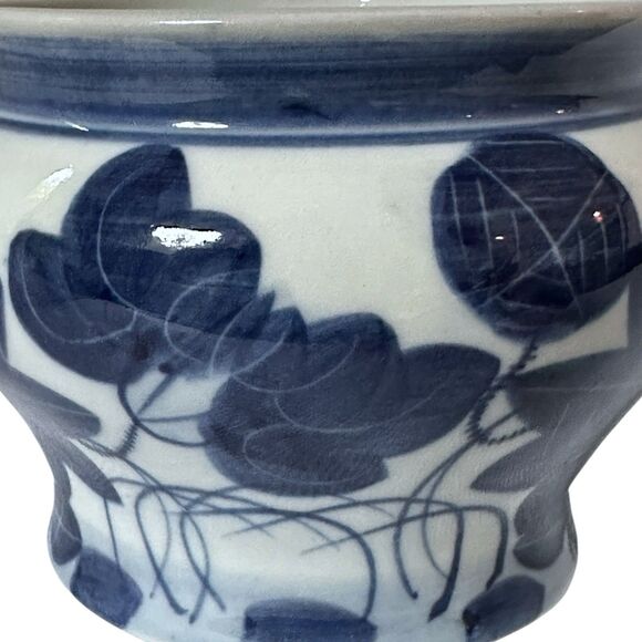 Vintage Hand-Painted Ceramic Chinoiserie Blue & White Lotus Bowl / Potpourri Pot - Picture 10 of 14